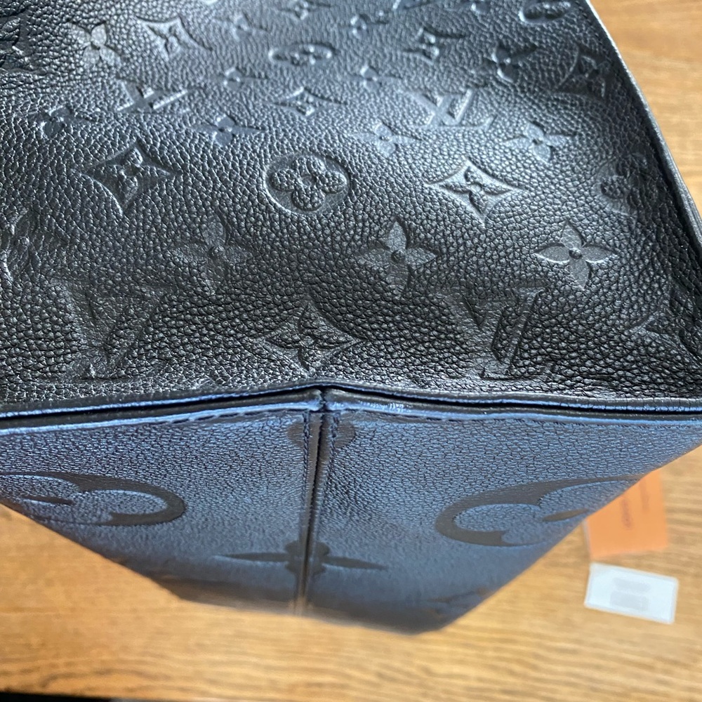 Authentic Louis Vuitton Black OnTheGo GM with authentic LV Bandeau - Picture 7 of 17